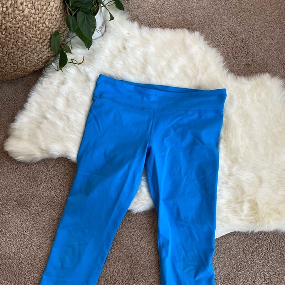 Under Armour All Seasons Crop - Picture 2 of 4